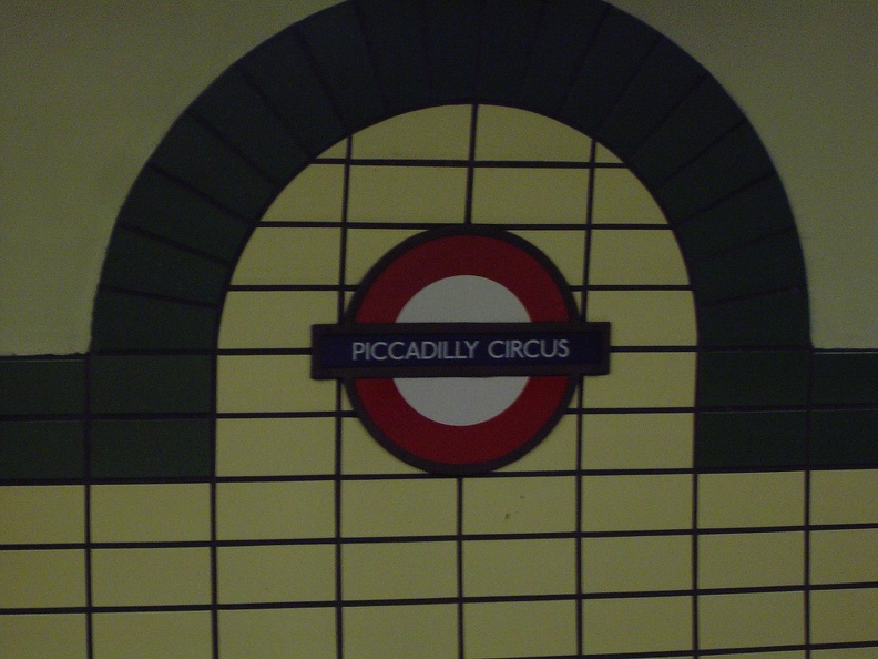 20050510_London_Piccadilly_Circus_Tube.jpg